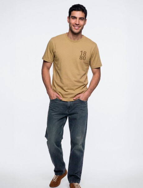 CAMISETA CON ESTAMPA MODELO REGULAR MOSTAZA