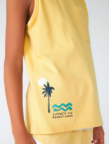 MUSCULOSA DE NIÑO ESTAMPADA CON BOLSILLO AMARILLO
