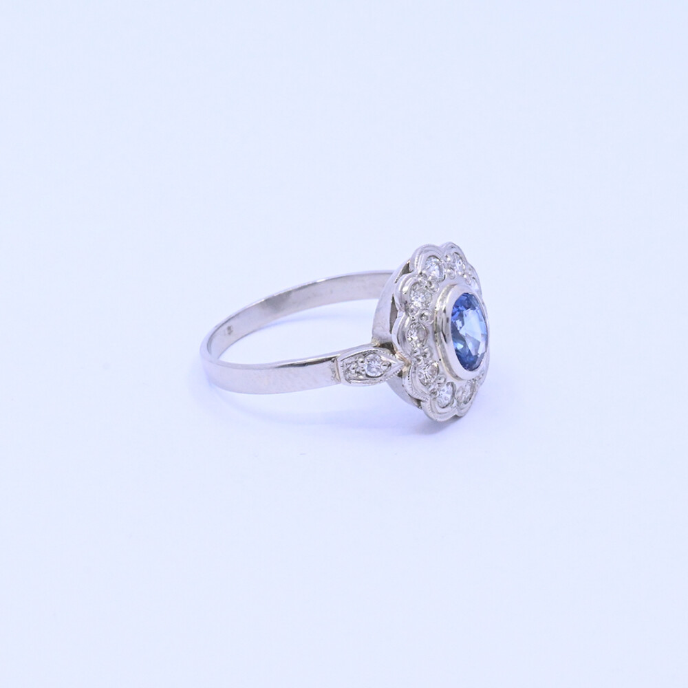 Anillo platino con brillantes y zafiro central. Anillo platino con brillantes y zafiro central.