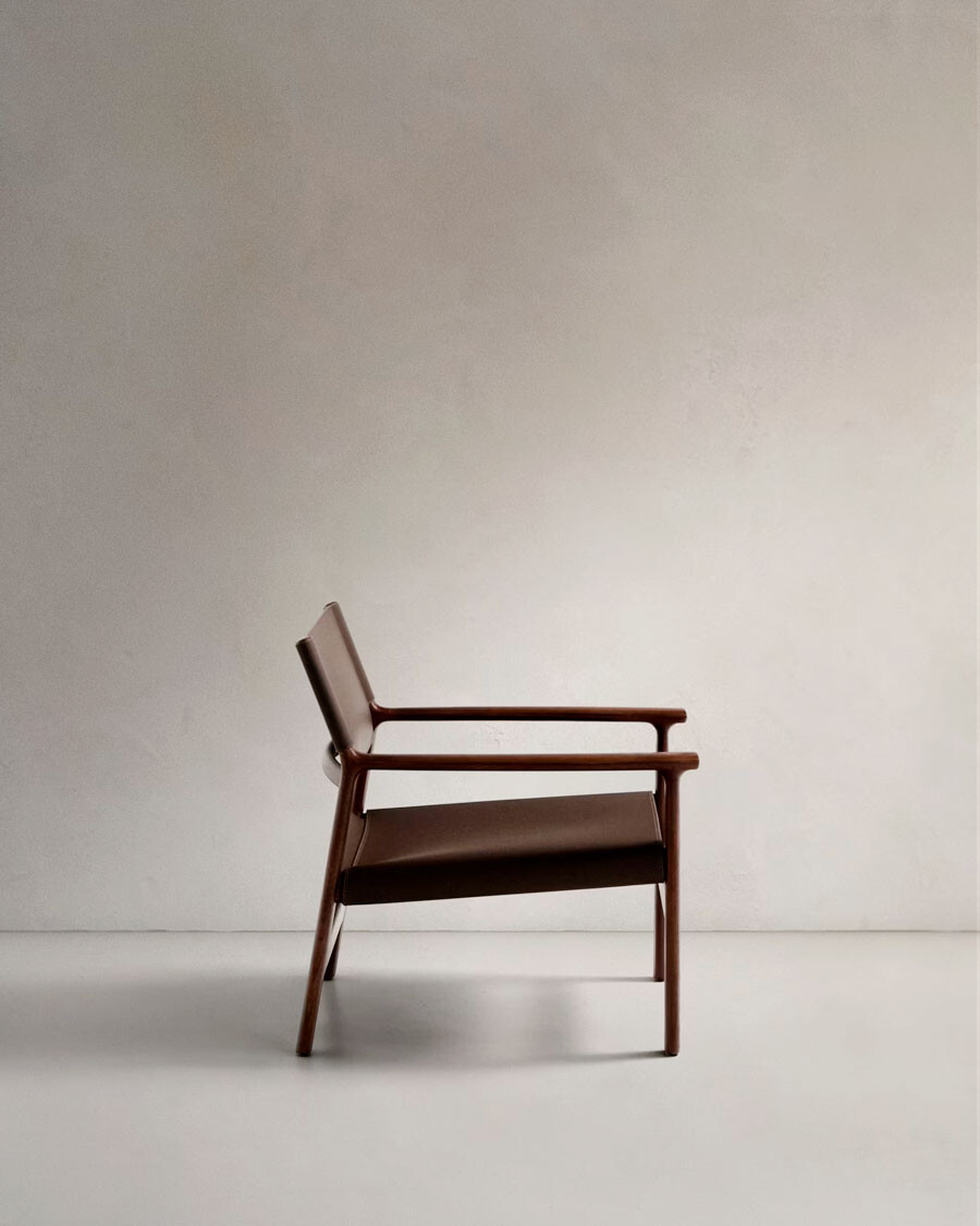 Butaca Jan de fibras de cuero reciclado marrón oscuro y madera maciza de fresno con acabado tono nogal FSC 100% Butaca Jan de fibras de cuero reciclado marrón oscuro y madera maciza de fresno con acabado tono nogal FSC 100%