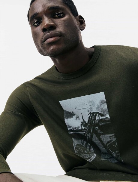 CAMISETA MASCULINA MANGA LARGA CON ESTAMPA NEGRO