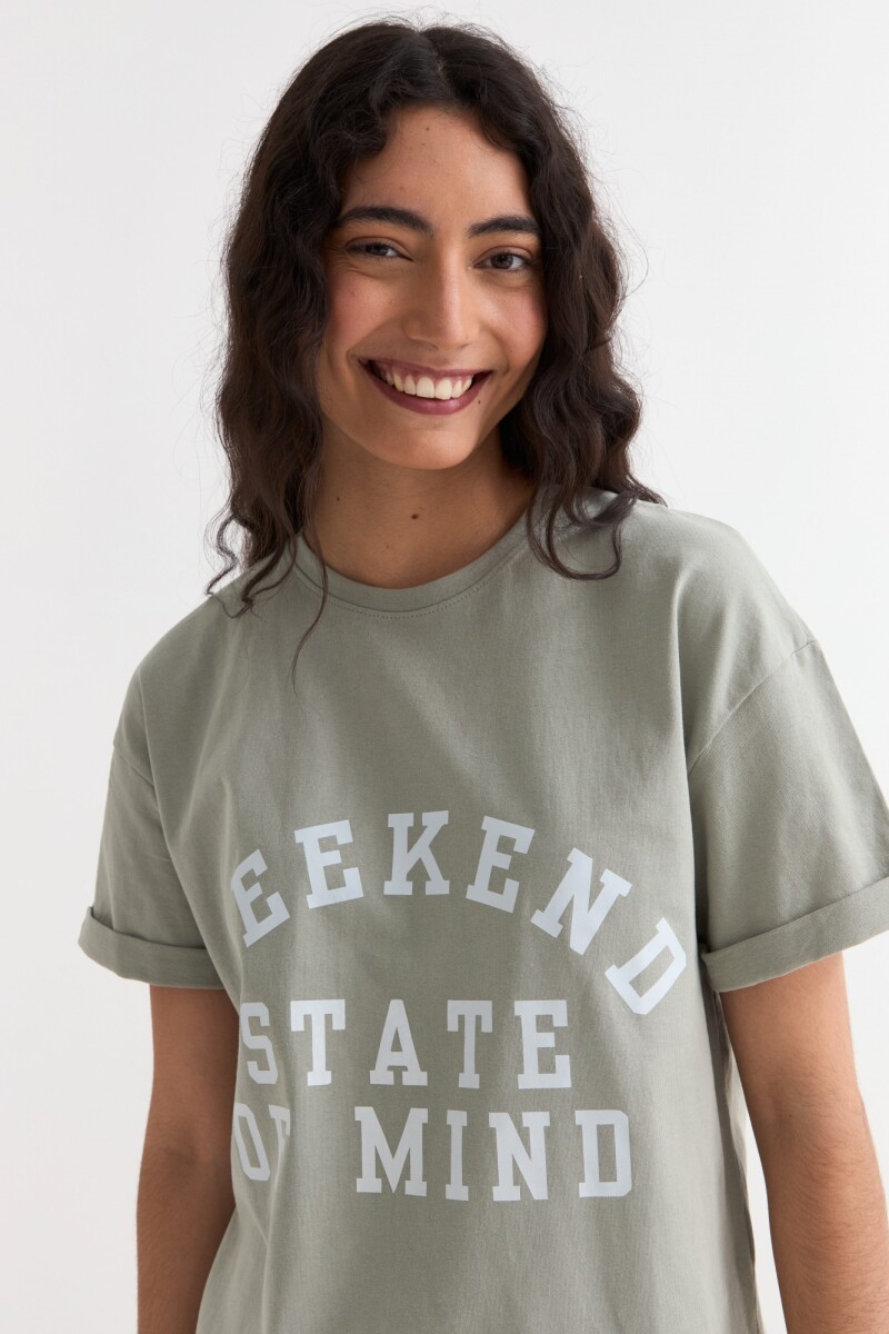 Remera m/c estampada colección Urbana VERDE OLIVA