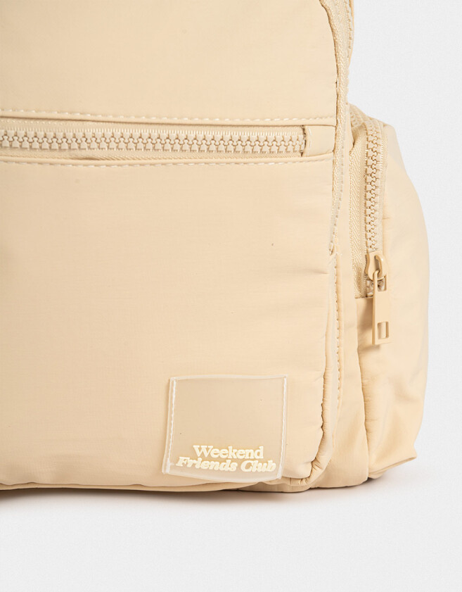 Mochilas Urbanas Mochila Urbana Con Charm - Marron Beige