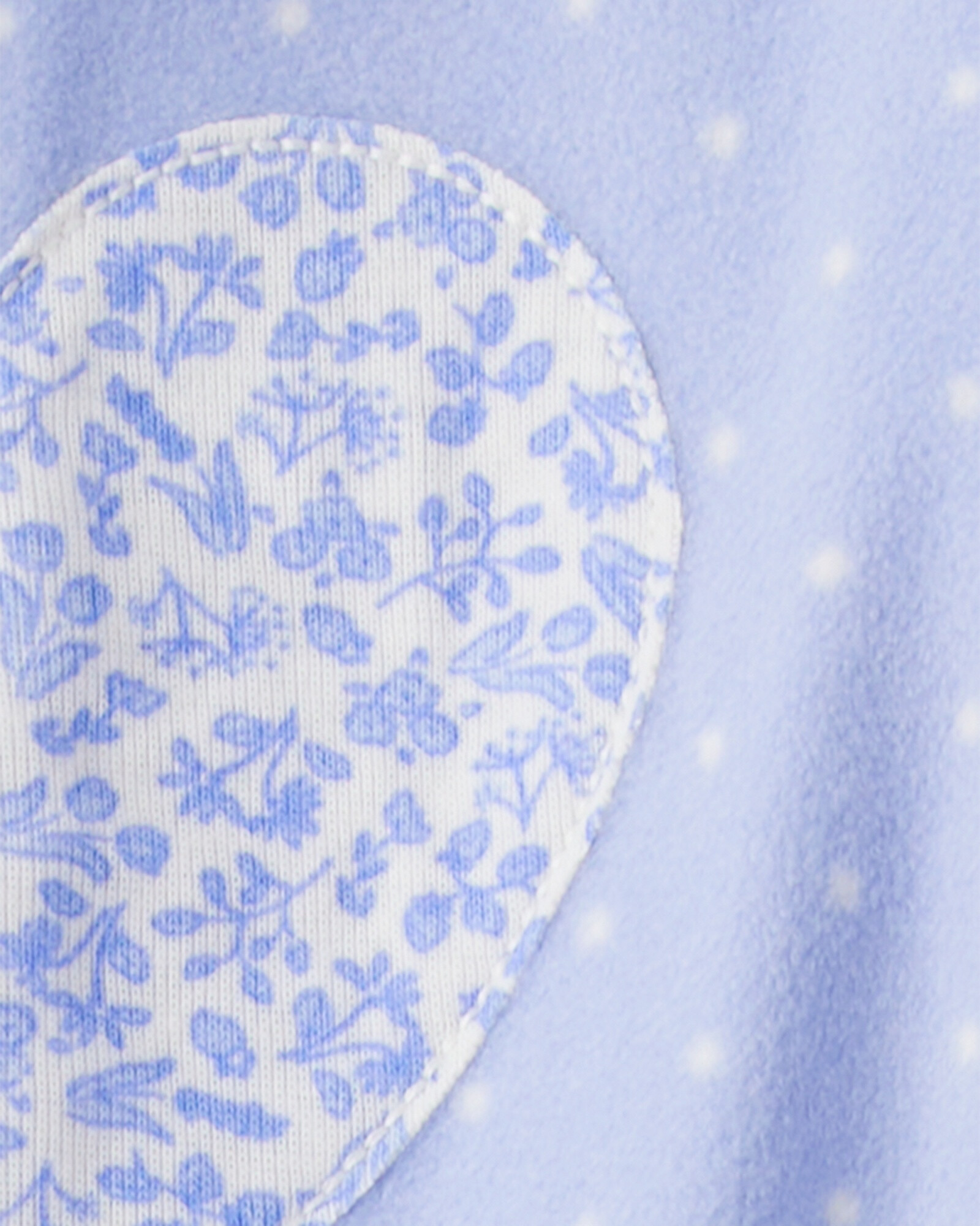 Pijama una pieza de micropolar, con pie, estampa corazón Sin color