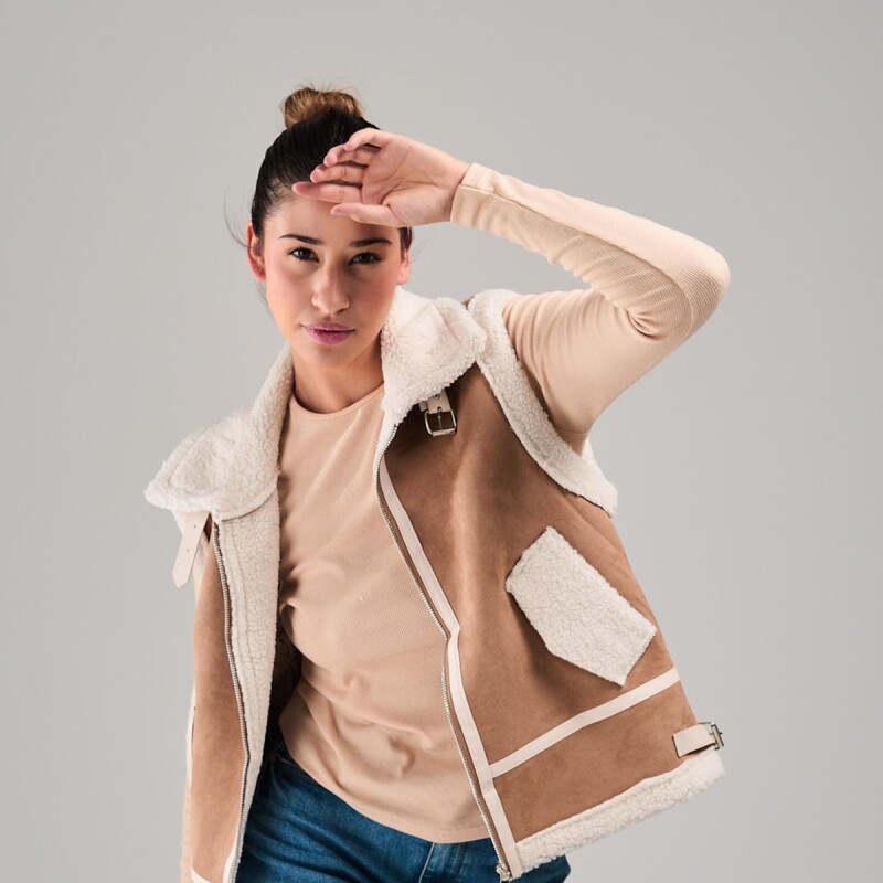 Chaleco con sherpa Slowly Beige