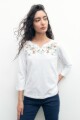 Remera con bordado floral blanco