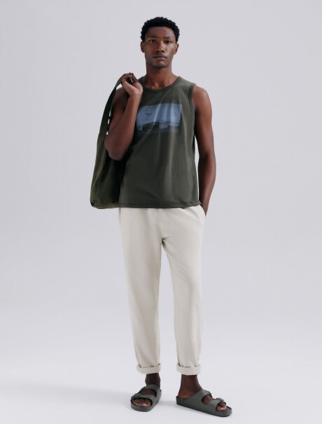 MUSCULOSA CON ESTAMPA VERDE