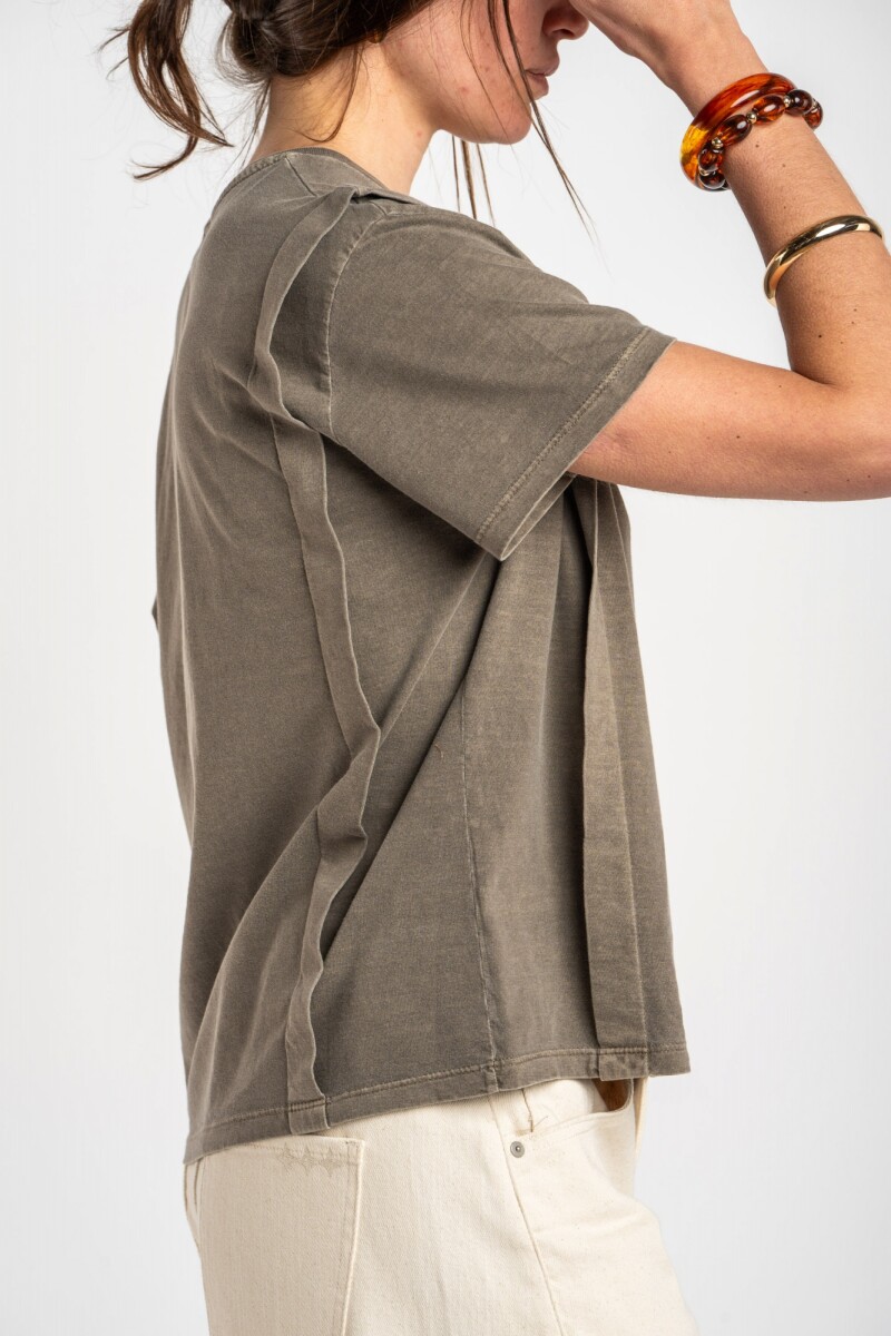 Remera Con Aplique Oliva