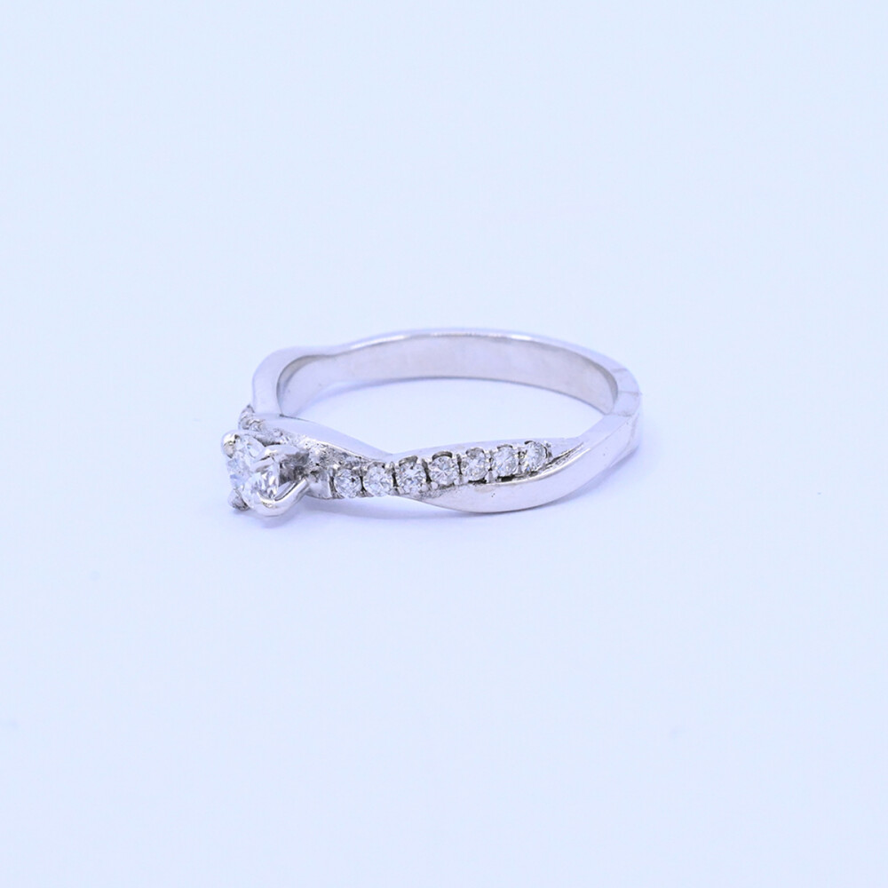 Anillo oro 18k con brillantes. Anillo oro 18k con brillantes.