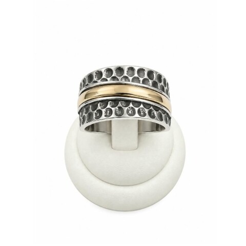 Anillo martillado en plata y oro Anillo martillado en plata y oro