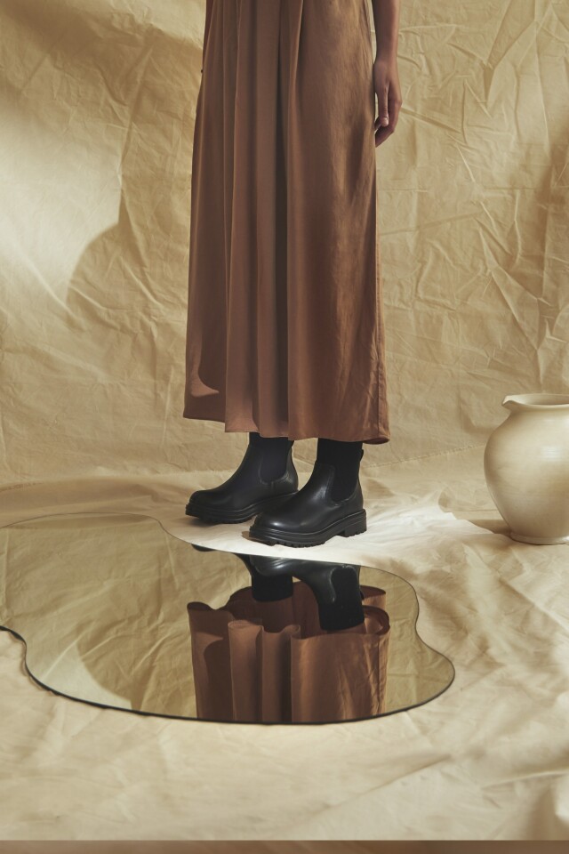 Bota liviana con puño tejido negro