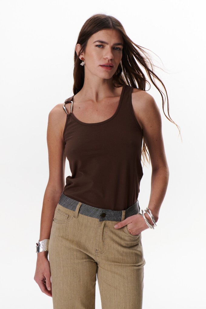 MUSCULOSA METAL MARRON