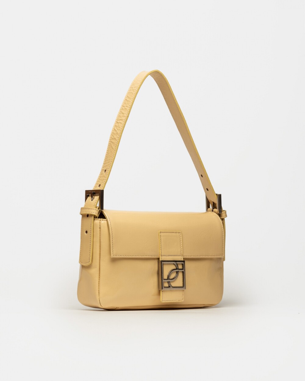 Cartera al hombro Signature en cuero charol Vainilla