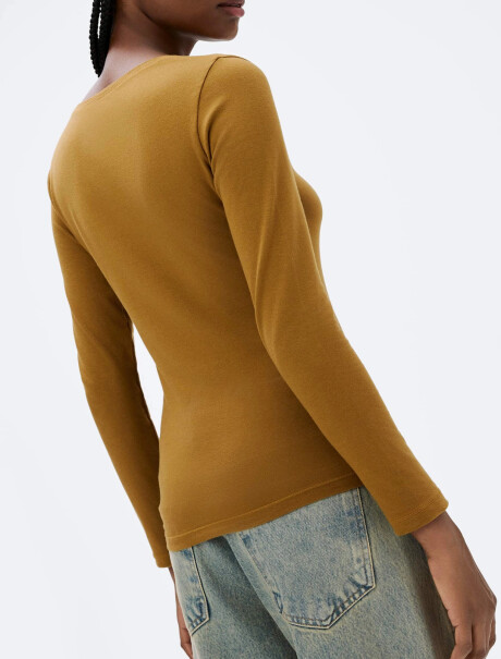 CAMISETA BÁSICA CON ELASTANO MARRÓN