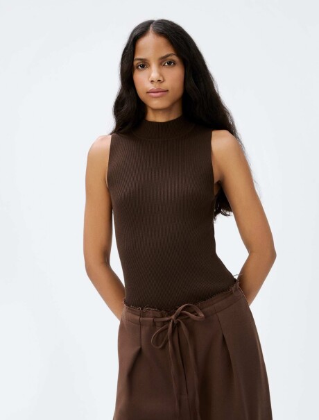 MUSCULOSA EN TELA ACANALADA CON CUELLO ALTO MARRÓN
