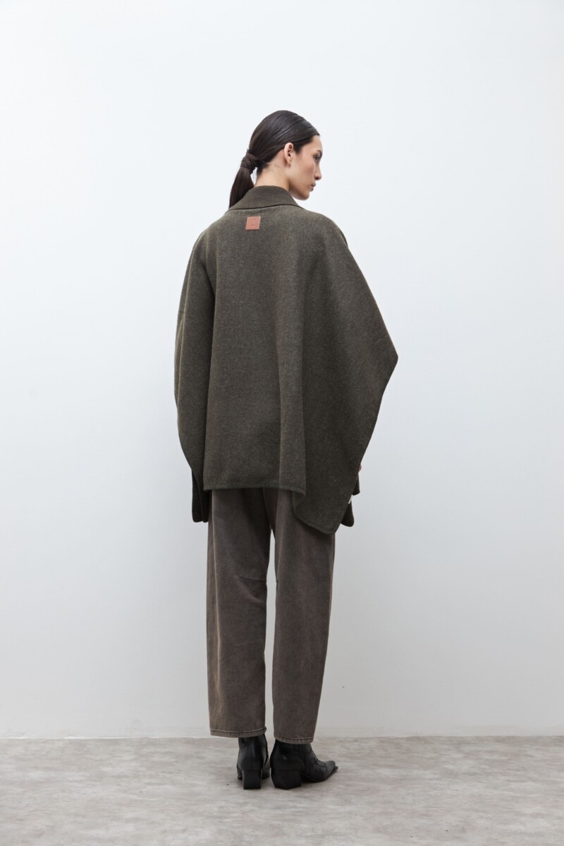 Capa con solapa y cuello tejido verde oliva
