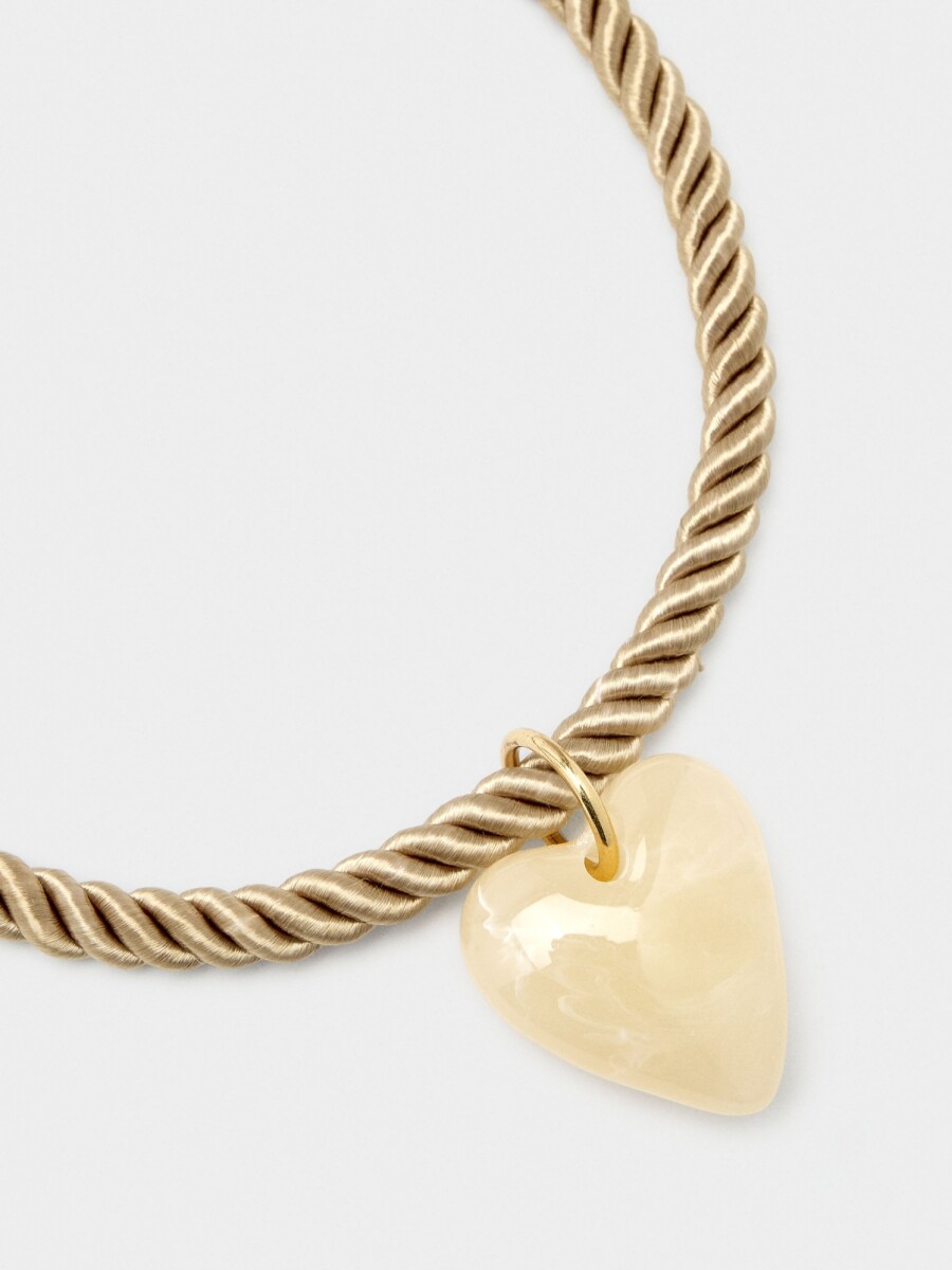 Collar Corto Con Corazón beige