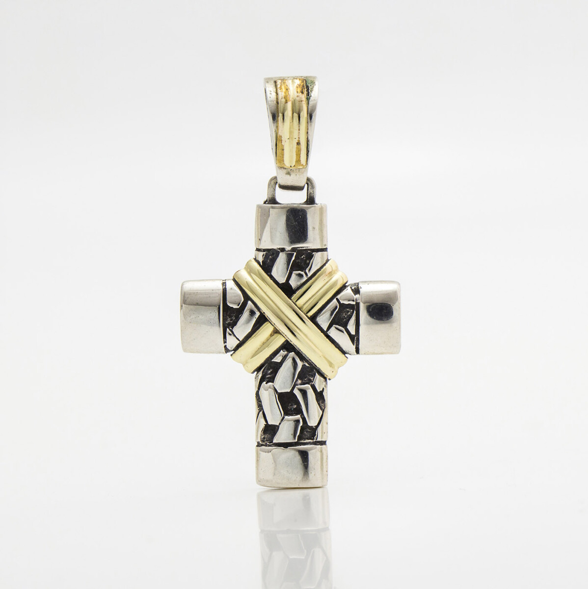 Cruz religiosa de plata 900 con trabas en double de oro 18k., 3cm*2.3cm. 