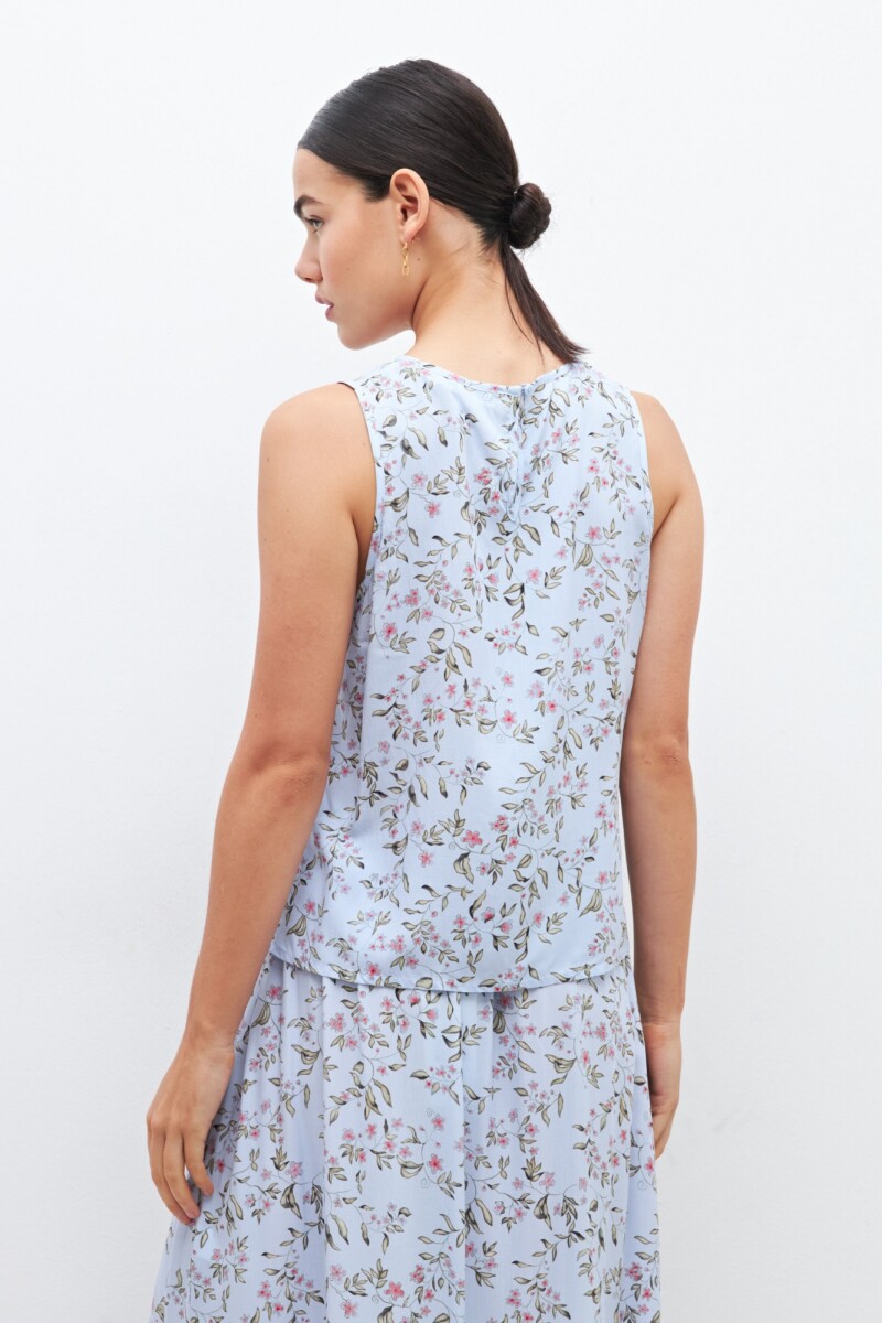 Blusa con estampa floral celeste