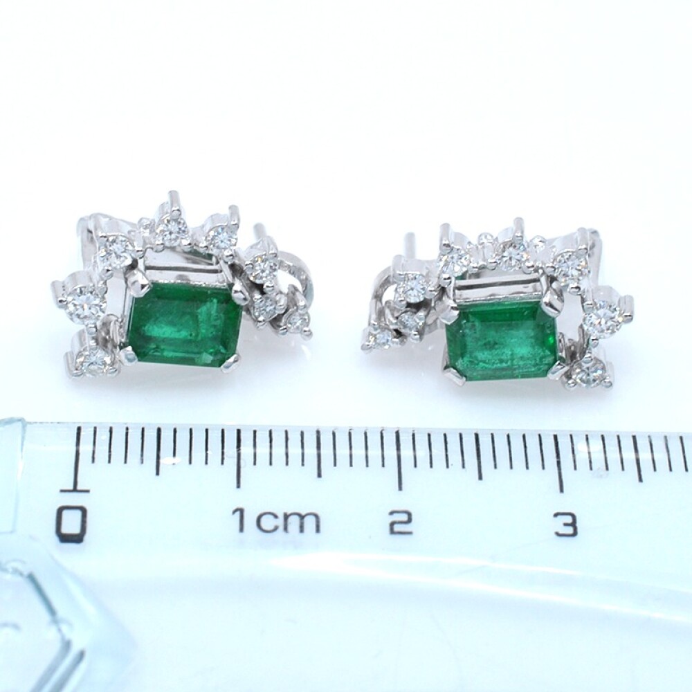 Caravanas clips en oro 18k blanco, con esmeraldas y brillantes Caravanas clips en oro 18k blanco, con esmeraldas y brillantes