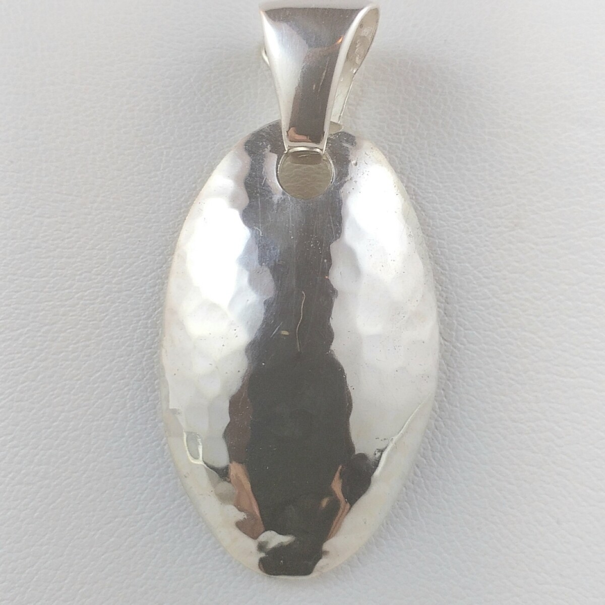Colgante de plata 925 martillada en forma oval. Medidas 3.5 cm * 2.1 cm, espesor. 