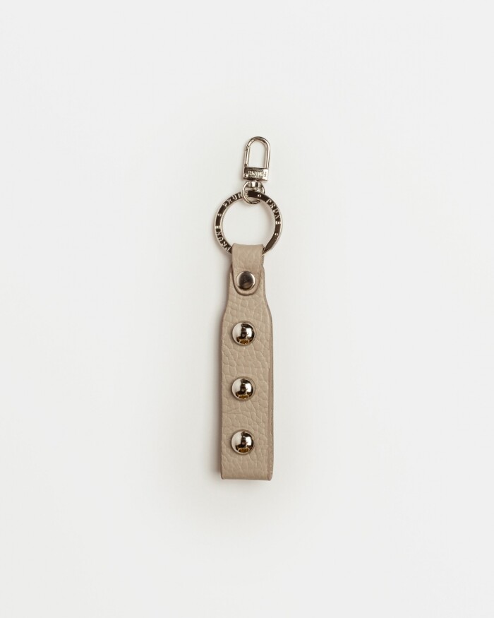 Llavero Charm Irene en cuero graneado Taupe