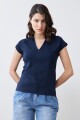 Remera canalé cuello polo azul marino