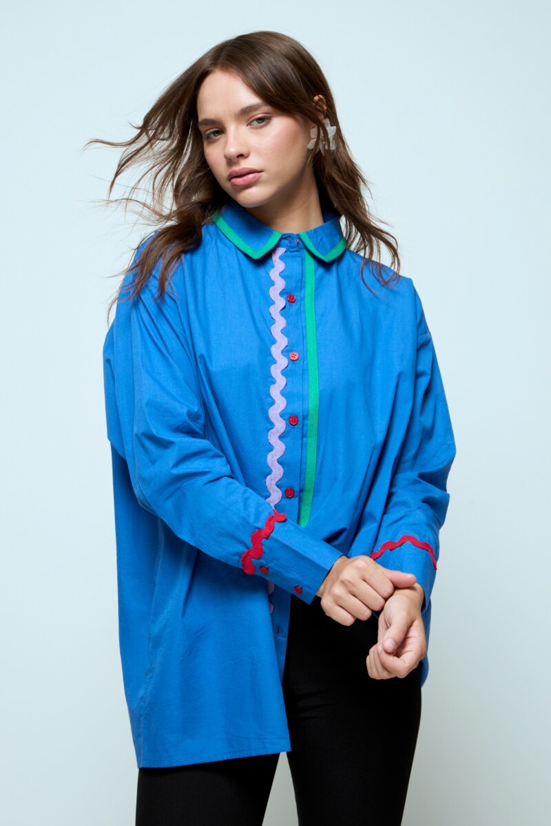 Camisa con tape azul