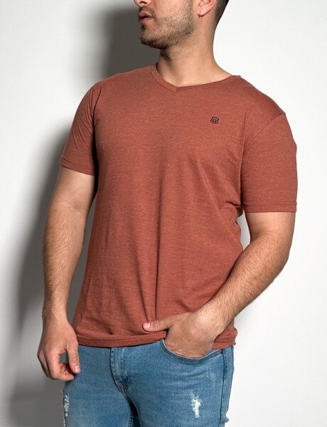 Remera lisa escote V Vex Ladrillo