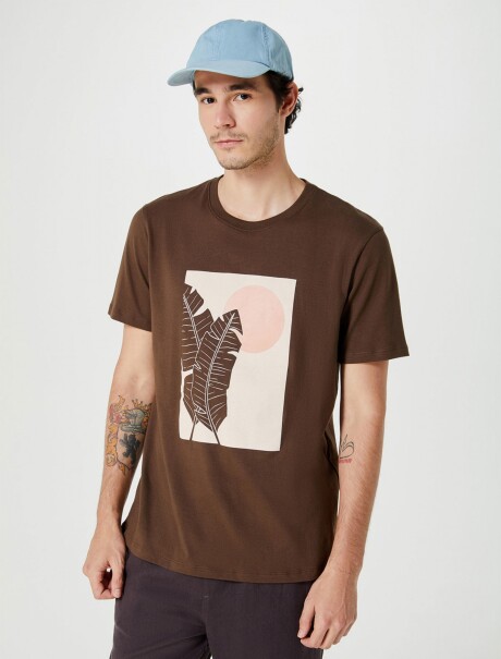 CAMISETA ESTAMPADA MODELO REGULAR MARRÓN