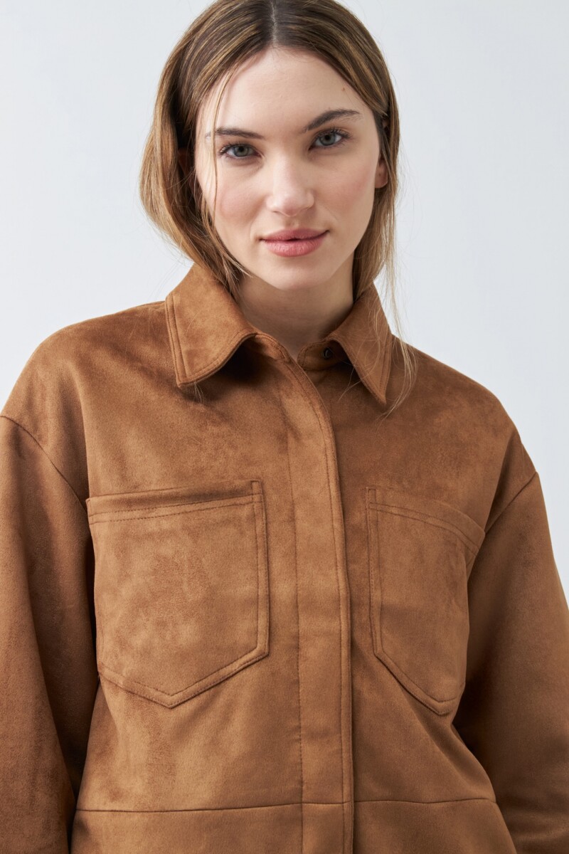 Chaqueta simil gamuza con bolsillos tostado