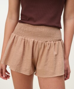 Short Liviano Frunces Tostado