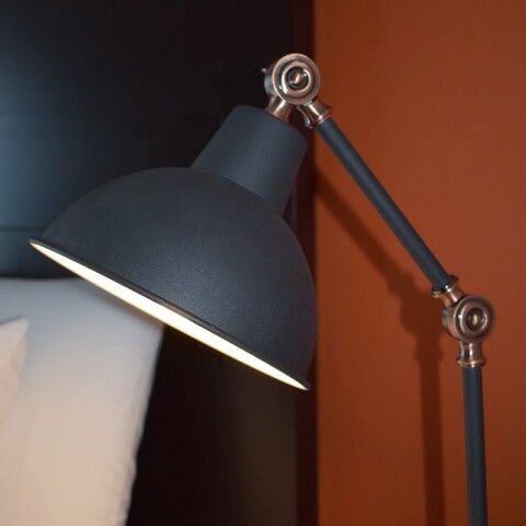 Portátil de mesa en metal negro articulada IX9424