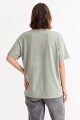 Remera m/c estampada colección Editorial VERDE OLIVA