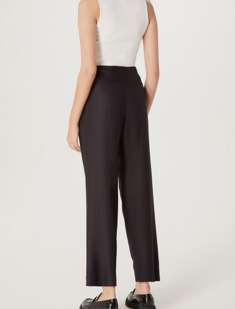PANTALÓN MODELO CARROT NEGRO