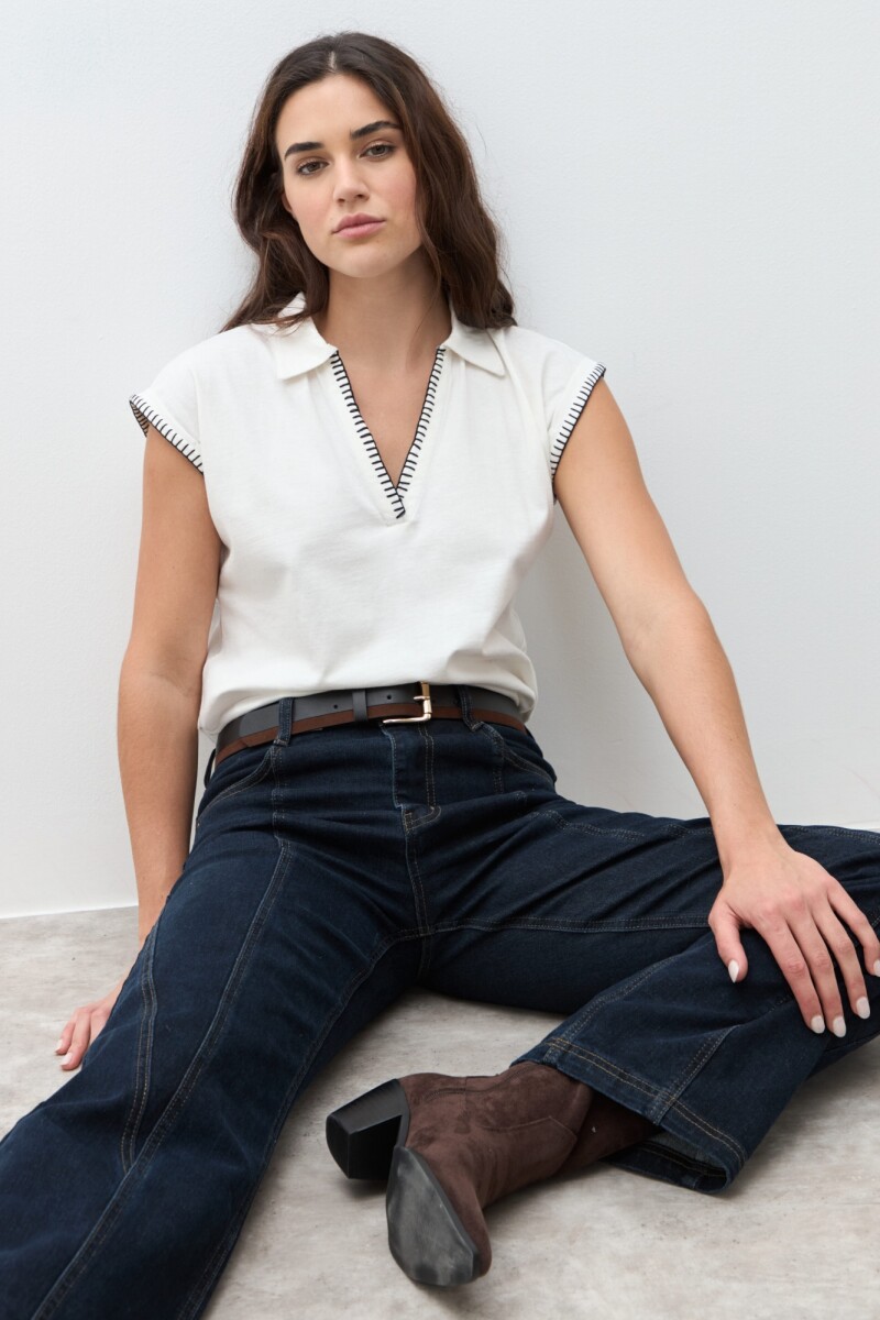 Remera cuello polo con bordado crudo