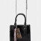 City Cartera City Con Charm - Negro