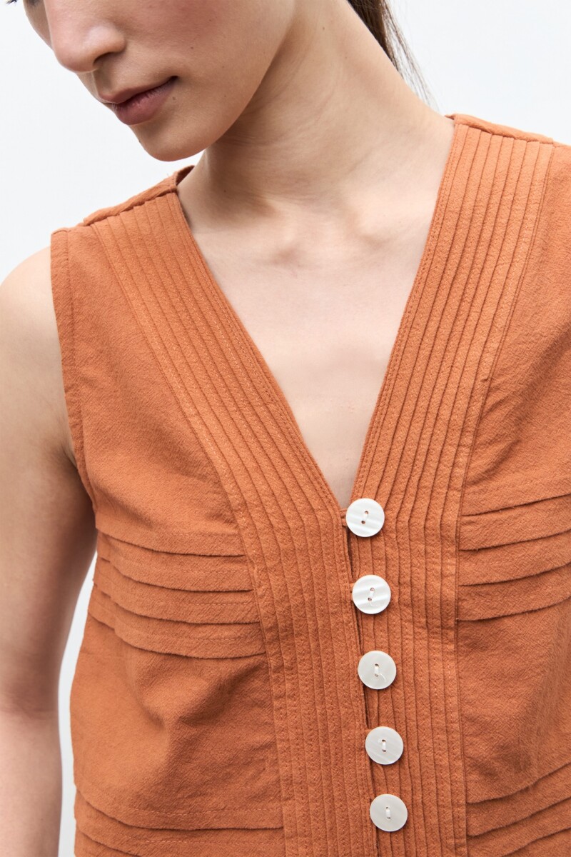 Blusa con alforzas lacre