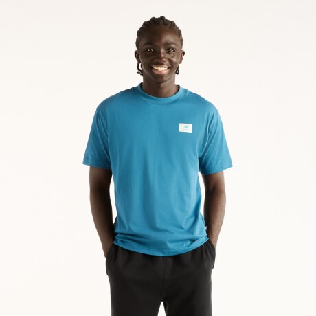 Remera New Balance de Hombre - Woven Label - MT53928STS BLUE