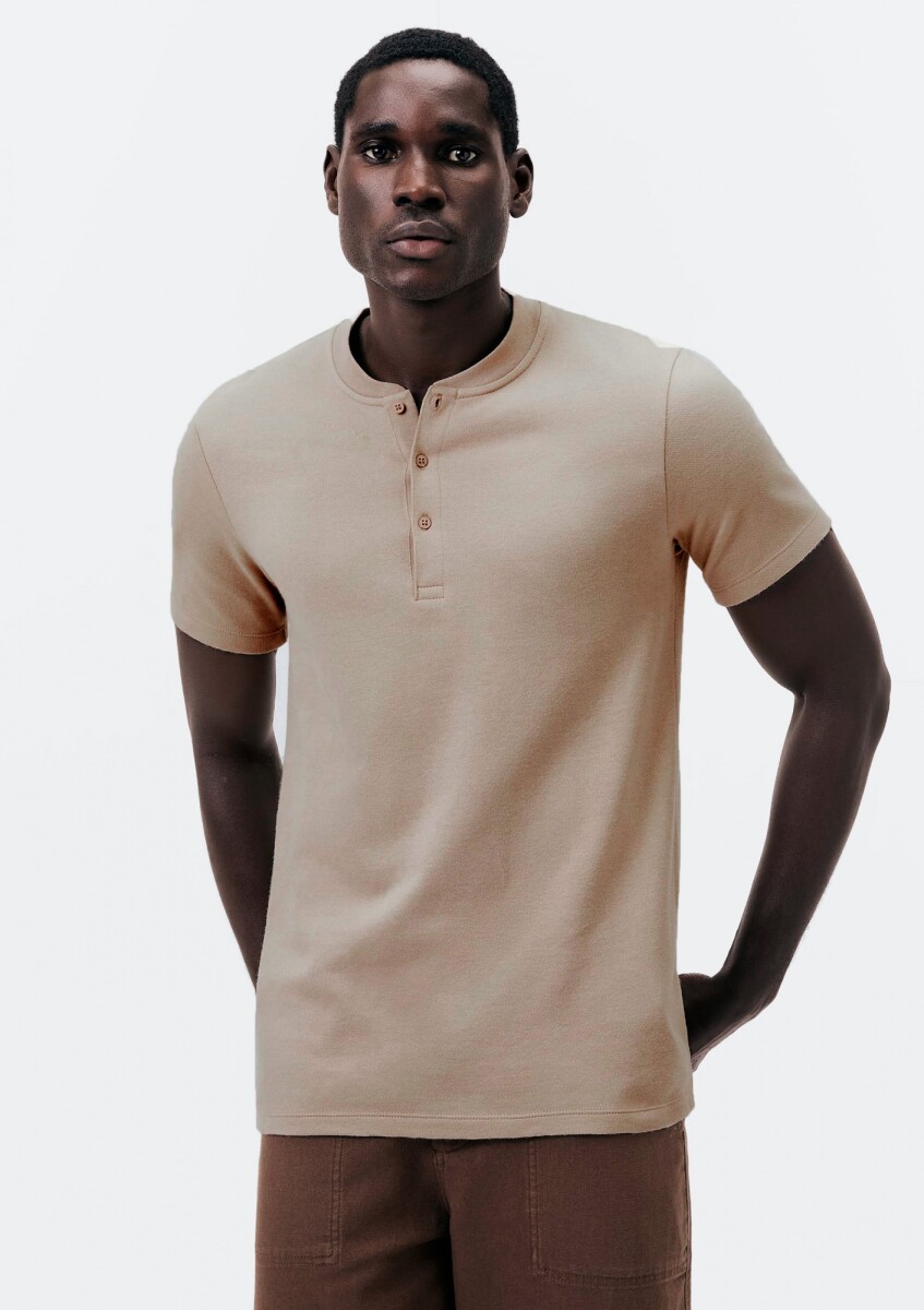 CAMISETA DE CUELLO CON TEXTURA - BEIGE 