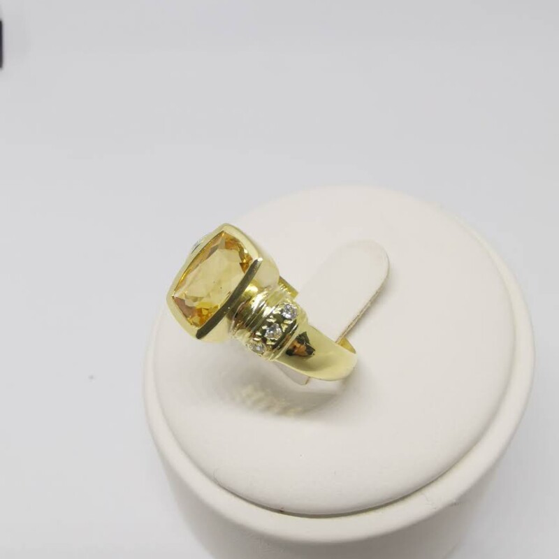 Anillo en oro 18k con topacio y brillantes Anillo en oro 18k con topacio y brillantes