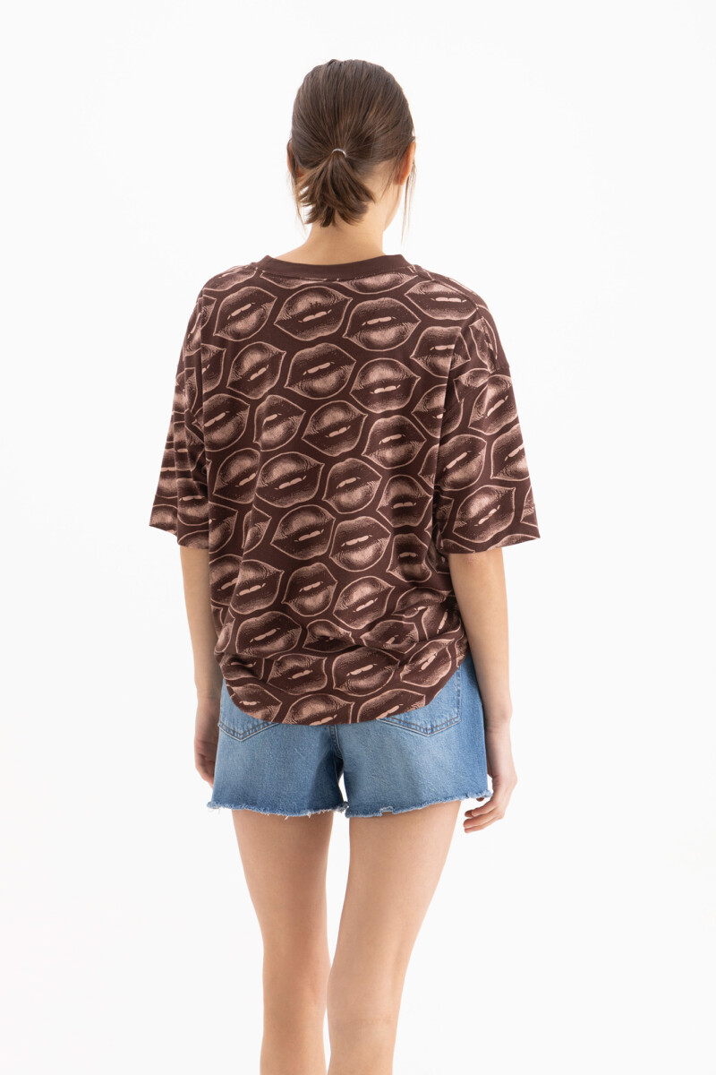 REMERA KISSES Marron