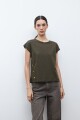Remera con botones verde oliva