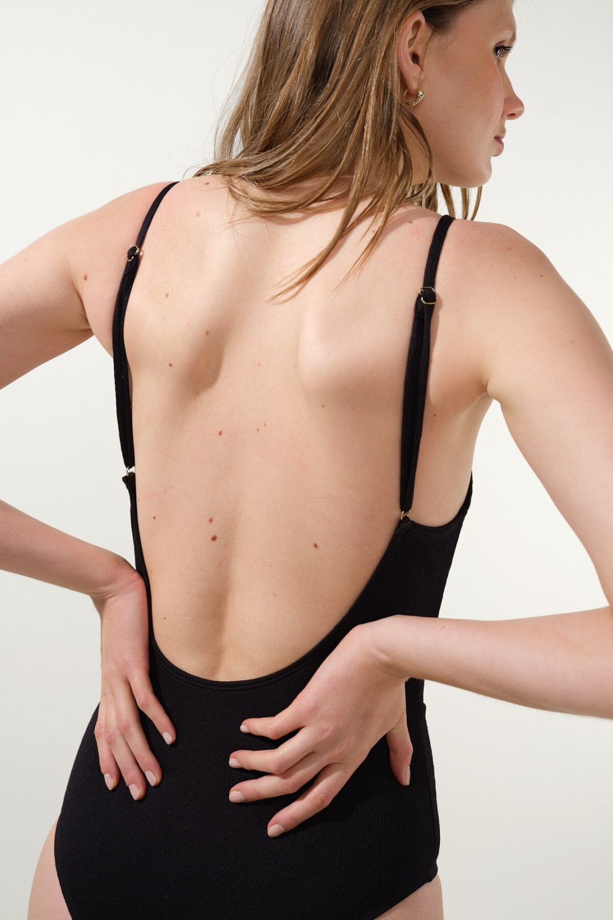 Entera Cut Out Negro Texturado