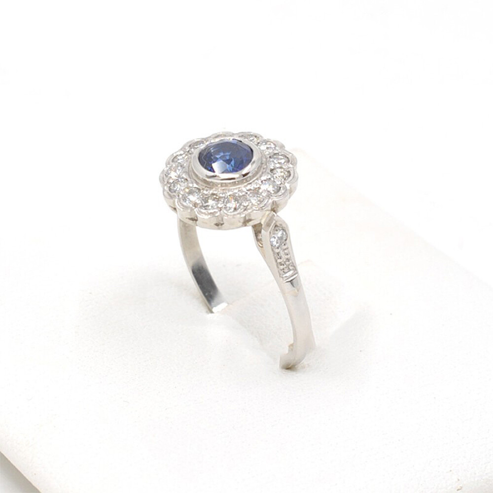 Anillo En Platino, Zafiro Redondo Y Brillantes Anillo En Platino, Zafiro Redondo Y Brillantes