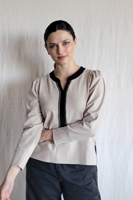 Remera Nina Combinada Beige y negro