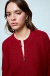Cardigan corto con cierre rojo