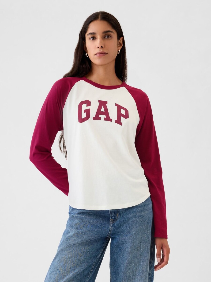 Remera Logo Gap Manga Larga Mujer - Beet Red 19-2030 Tcx 