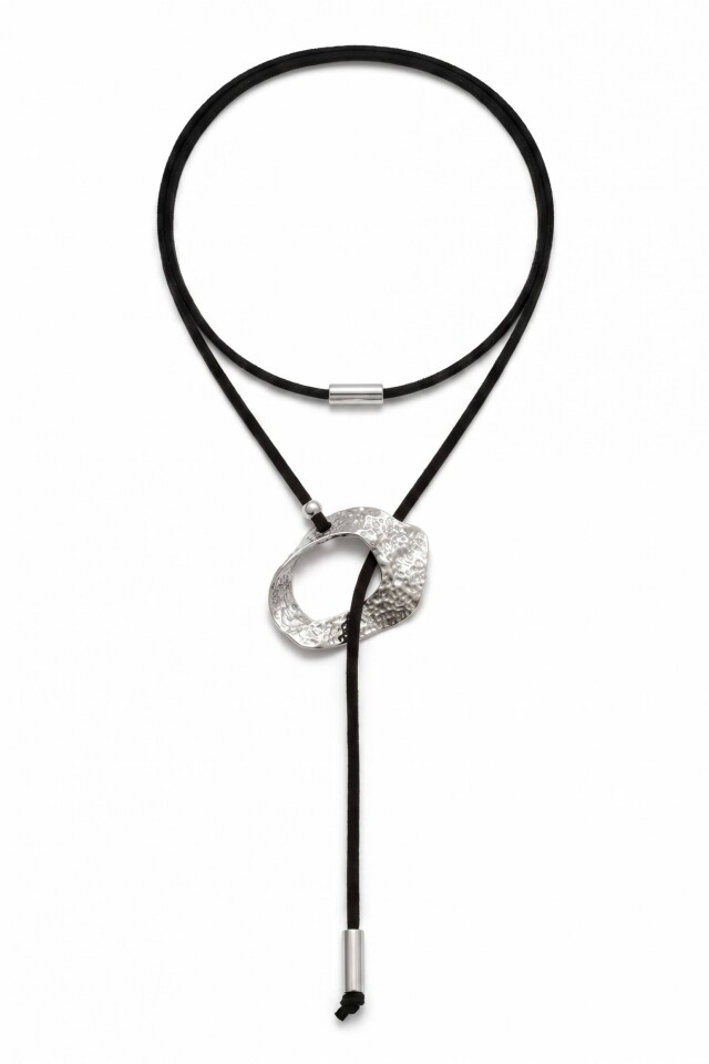 Collar con cordon y dijes de acero plateado