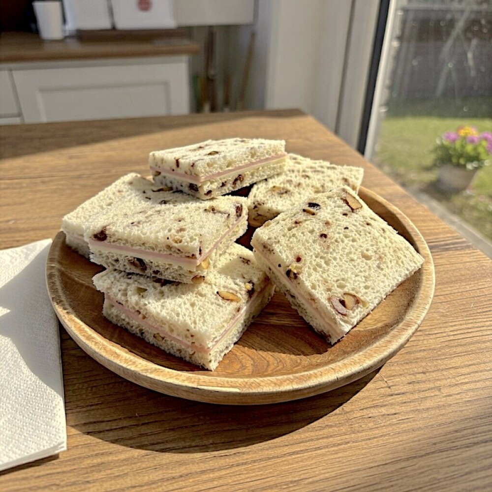 6 Sándwiches de Jamón y Queso en Pan de Nuez 6 Sándwiches de Jamón y Queso en Pan de Nuez